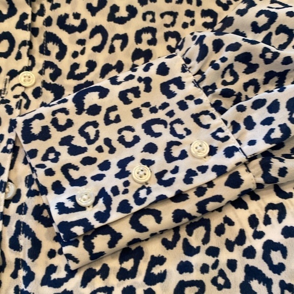 UNTUCKit Sylvia animal Print Button Down Long Sleeve Blouse in White/Blue - Picture 6 of 10